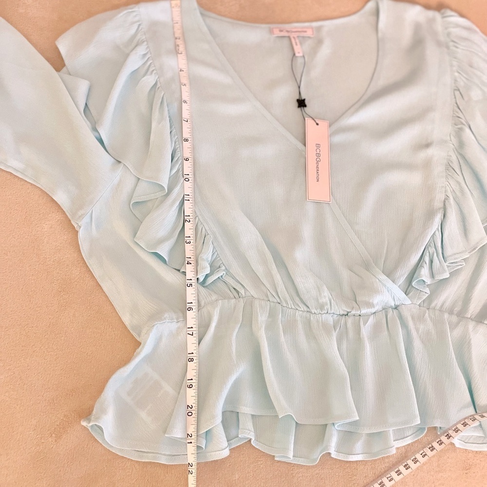 BCBGeneration Flutter Lightweight V-Neck Blouse - Size M - Picture 8 of 10